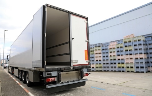 Camion remorque avec une porte ouverte dans un entrepôt exterieur